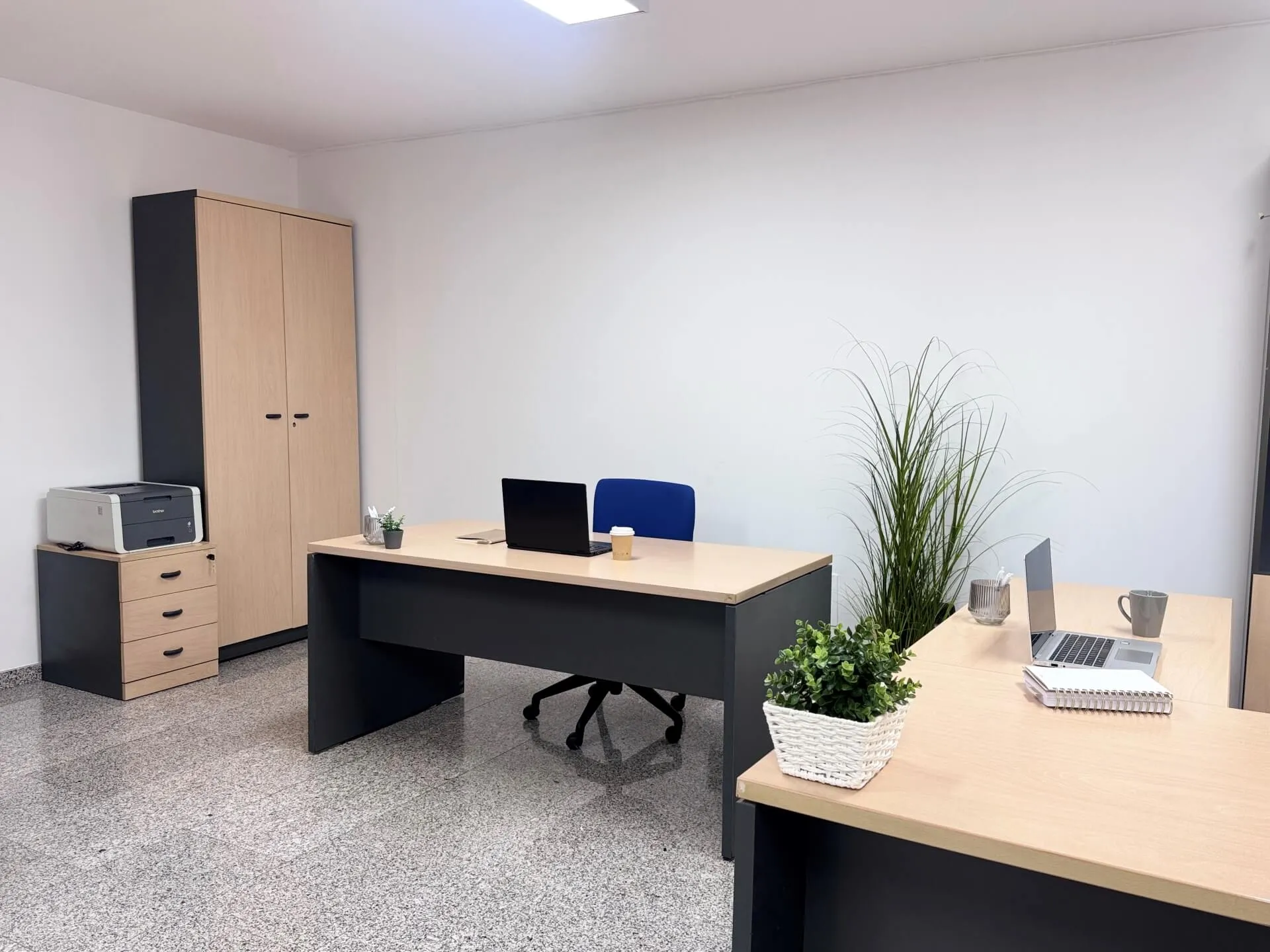 Poste fixe de coworking premium image 2