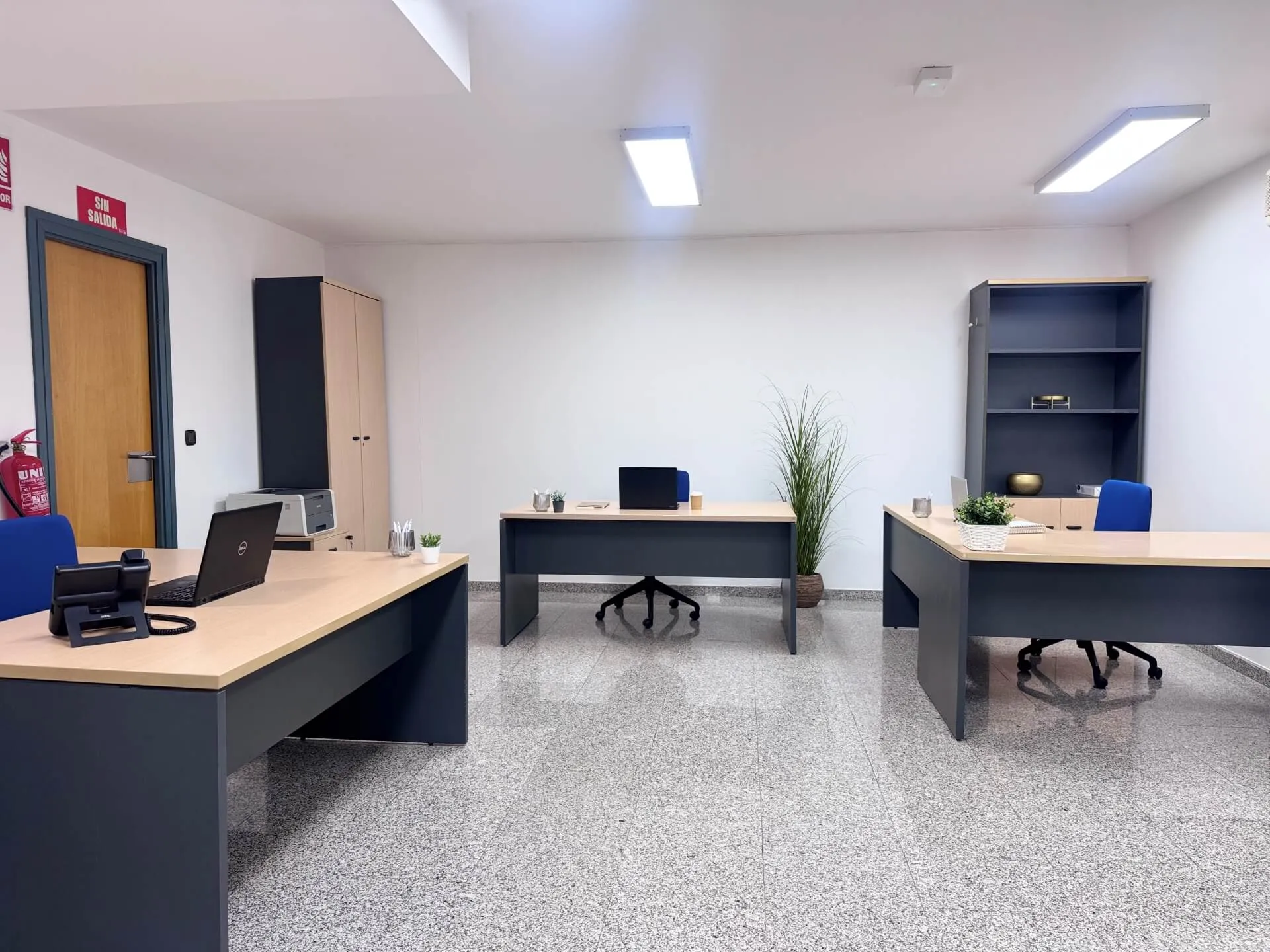 Poste fixe de coworking premium image 4