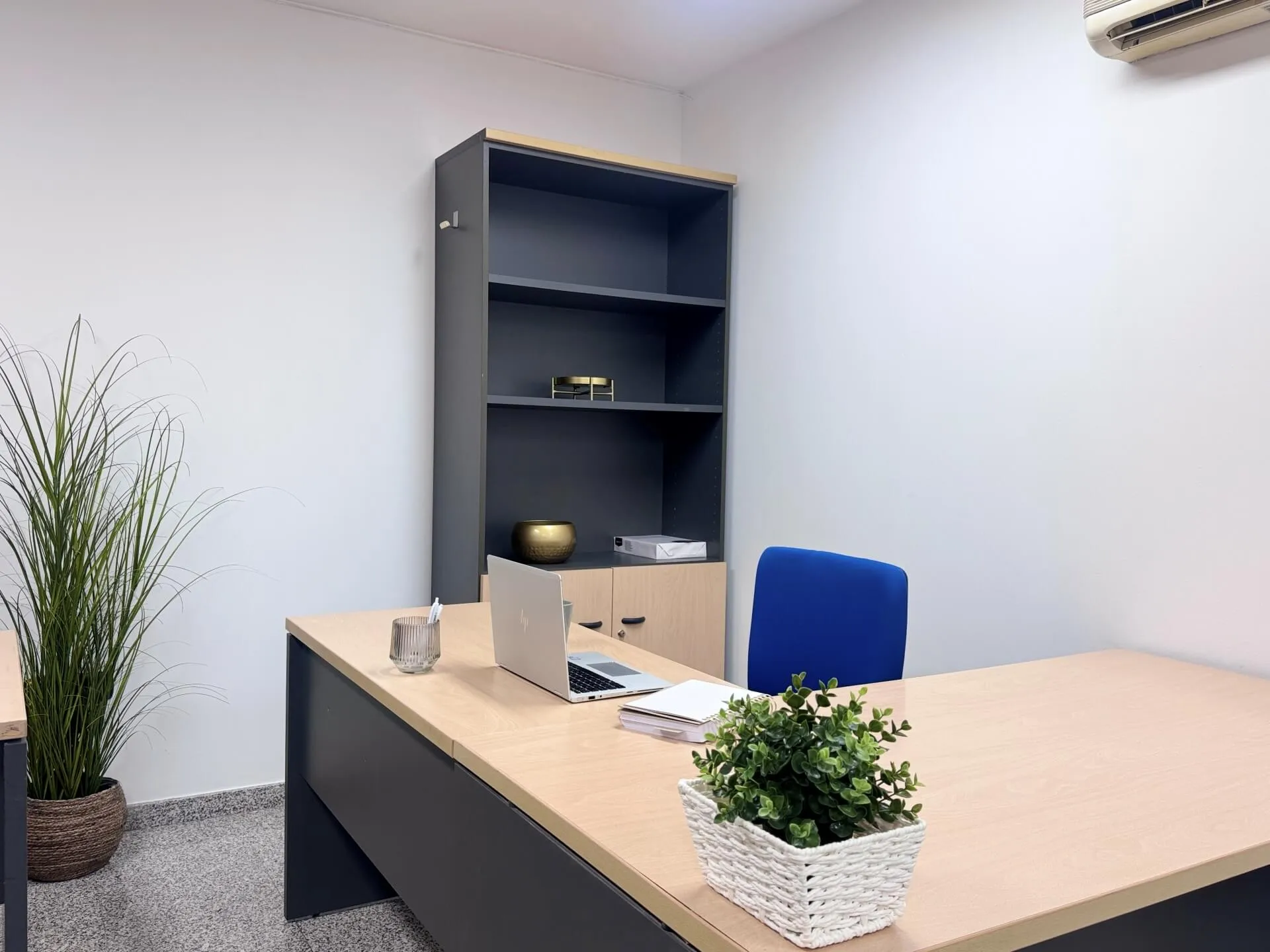 Poste fixe de coworking premium image 6