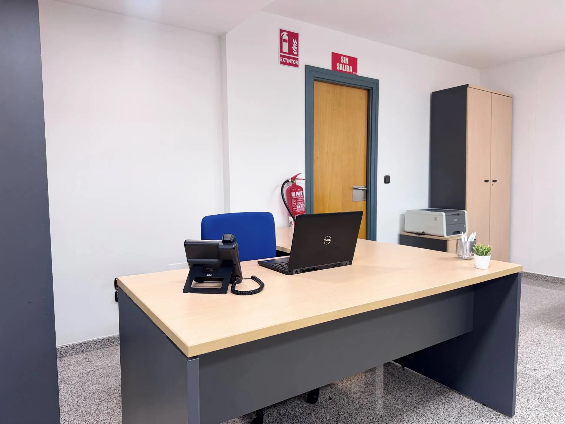Poste fixe de coworking premium image 7