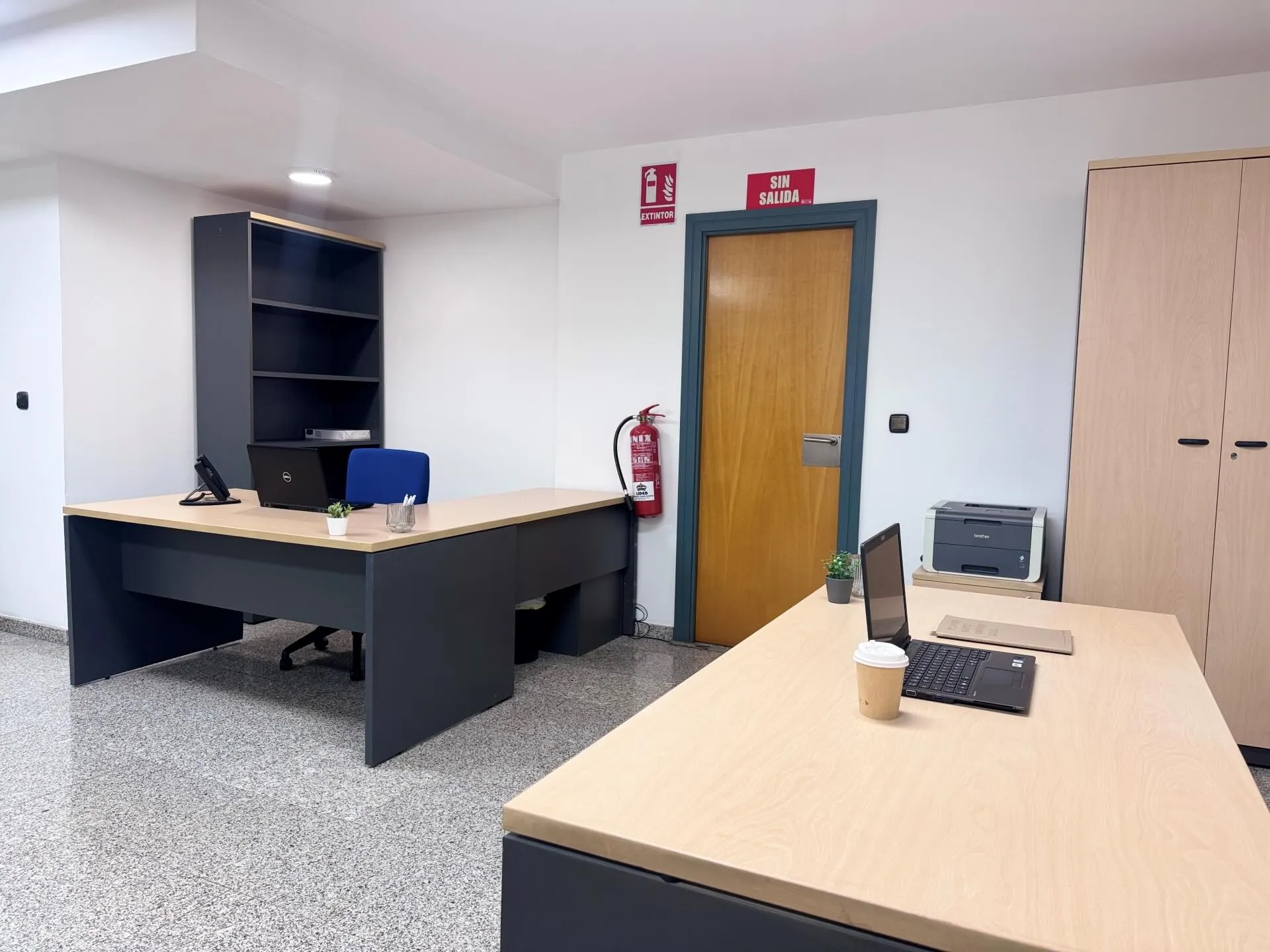 Poste fixe de coworking premium image 8